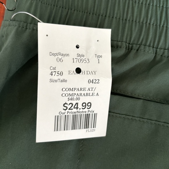 Green athletic skirt with under shorts. Multiple pockets. Size small - Picture 7 of 7